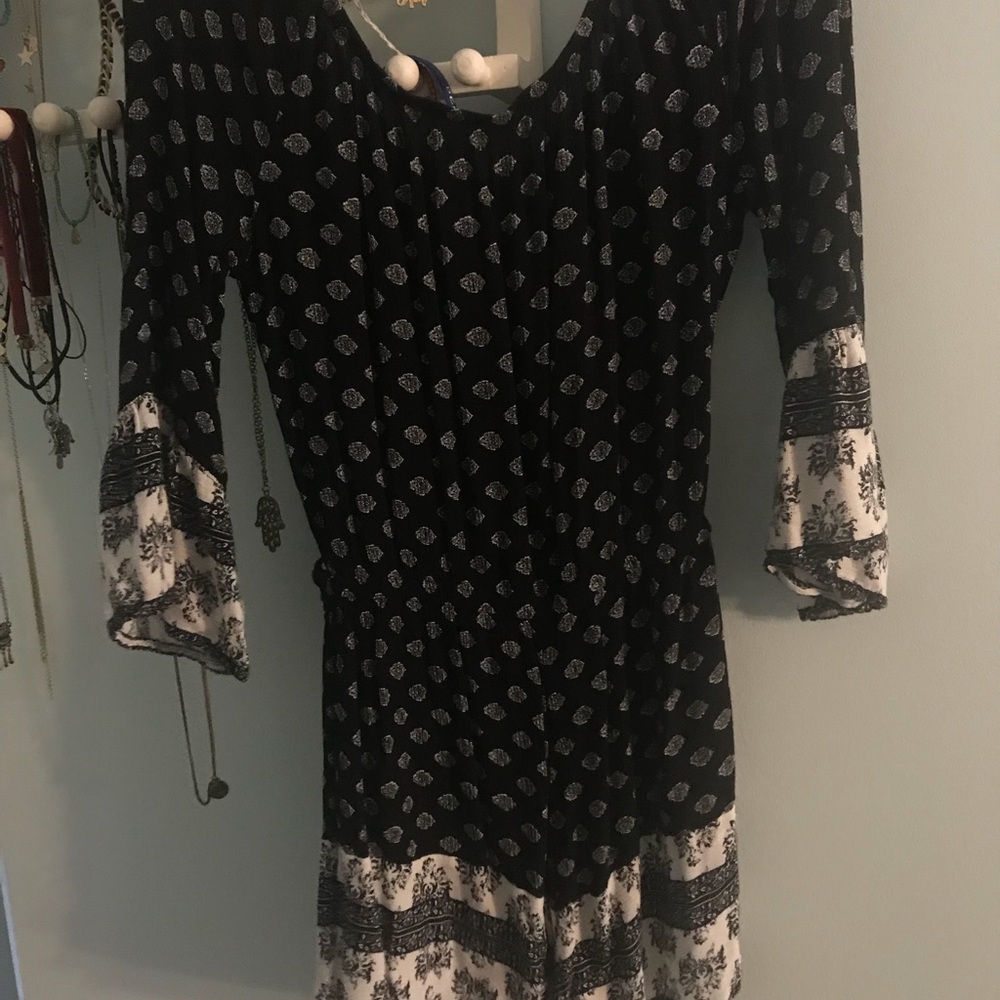 Bell-sleeve patterned Romper - Picture 2 of 3